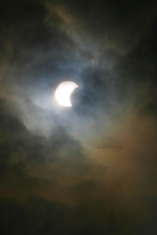 sun-eclipse-1560621-1599x2398